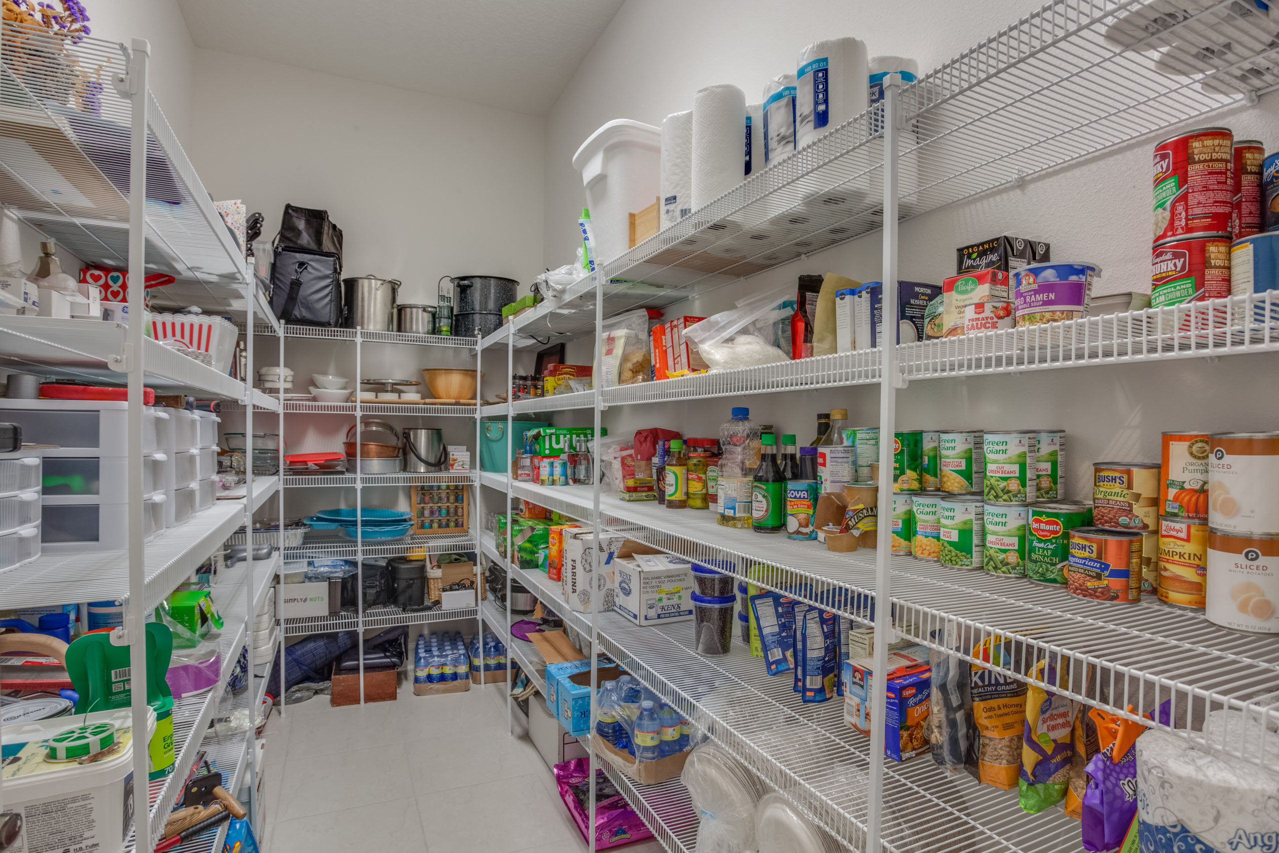 https://lacatholics.org/wp-content/uploads/2020/03/food-pantry-scaled.jpg