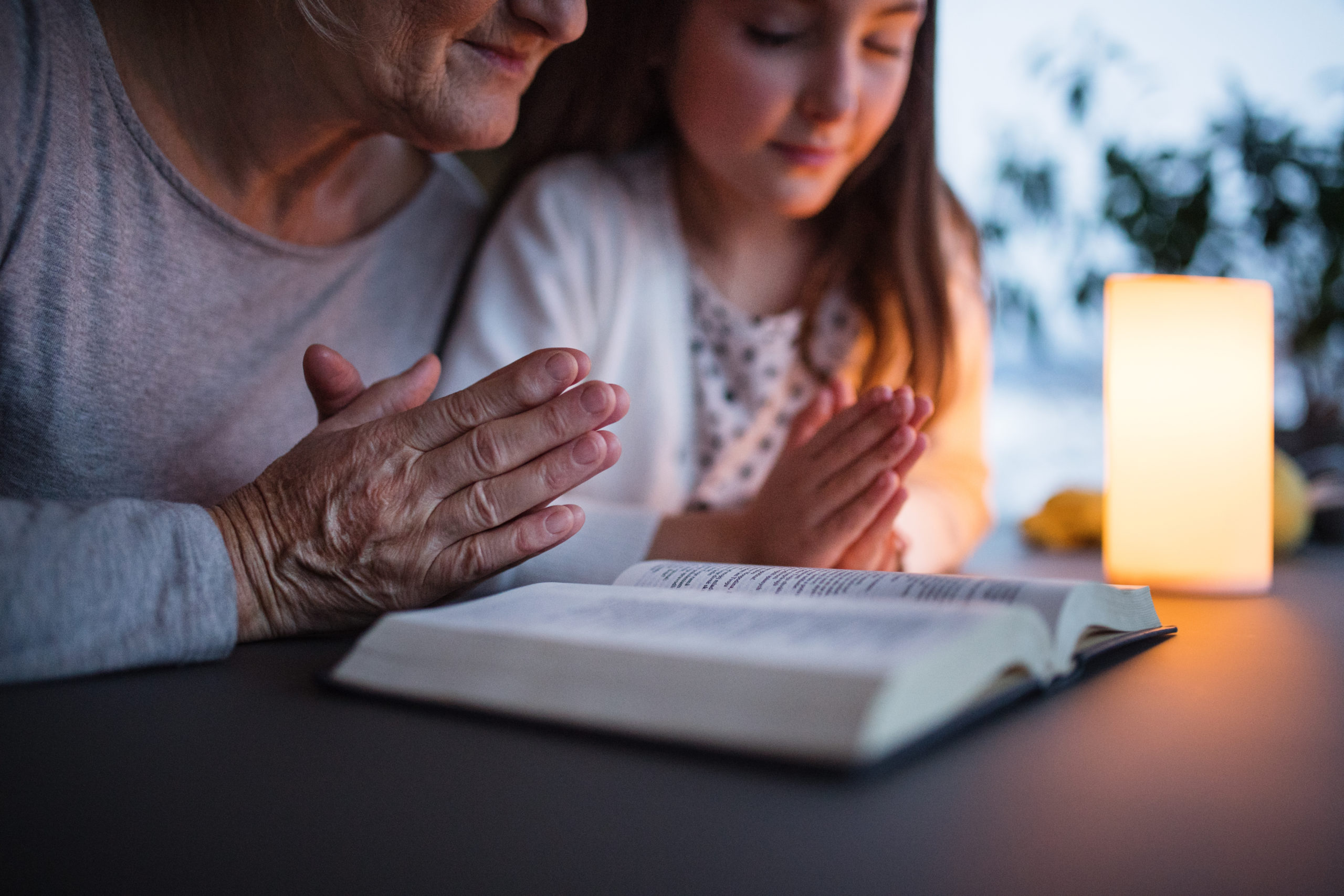 Home Prayer With Palms on Palm Sunday/Oración En Casa Con Las